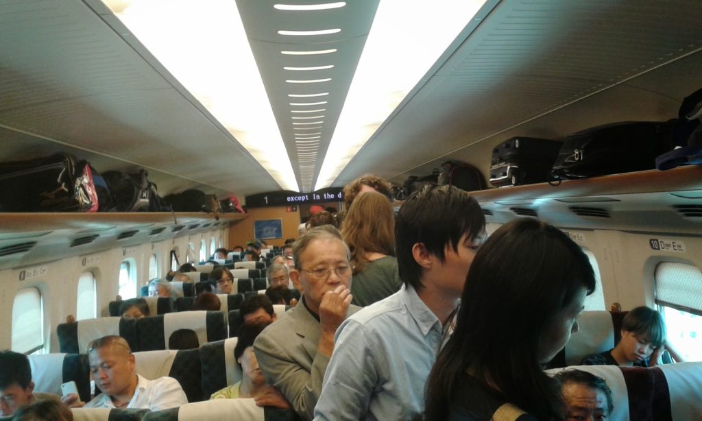 Viaggiare in piedi su un treno giapponese? E' più facile che in Italia...
