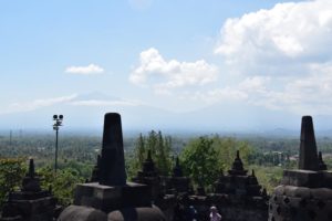Gli stupa del tempio di Borobudur con il Merapi sullo sfondo
