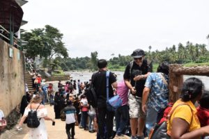 La folla di Pinnawela ammassata sulla riva del fiume