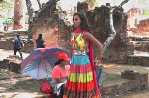 Una attrice indiana sul set di un film ad Ayutthaya