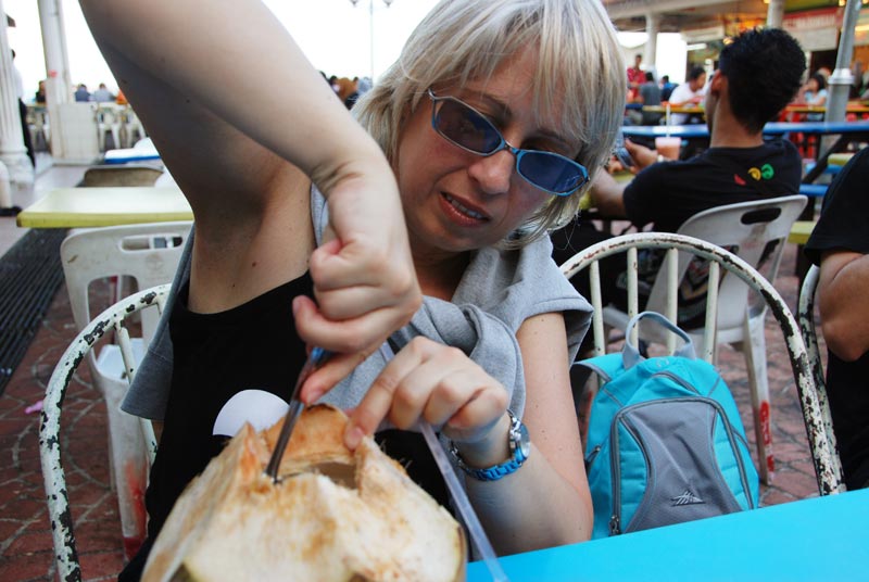 Mia moglie durante lo scavo di una noce di cocco appena liberata del suo succo