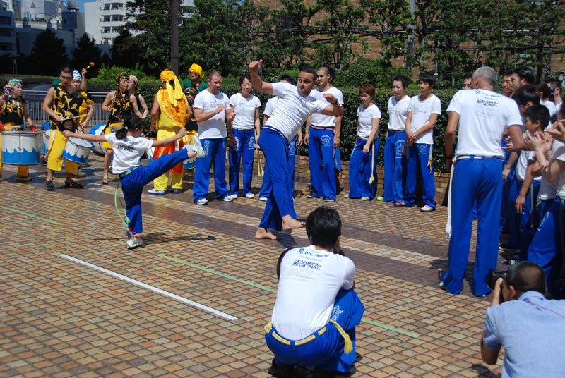 Esibizione di Capoeira nel corso dell'Asakusa Samba Festival