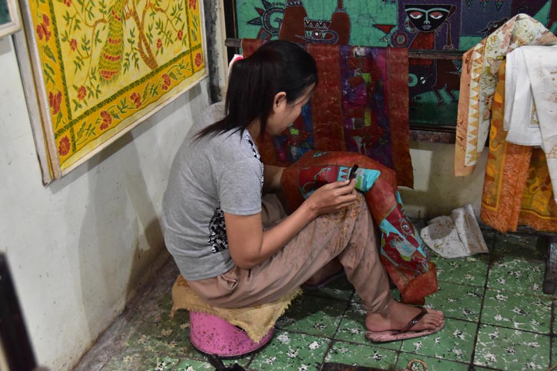 Ragazza al lavoro su un batik