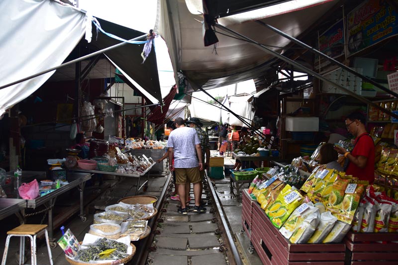 Mercato sui binari di Maeklong