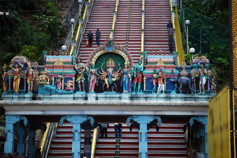 L'inizio dell'ascesa alle Batu Caves. Ogni scalino è numerato