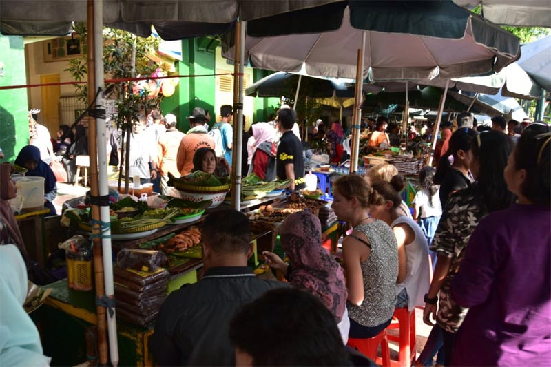 Turisti presso una bancarella di cibo precotto a Yogjakarta