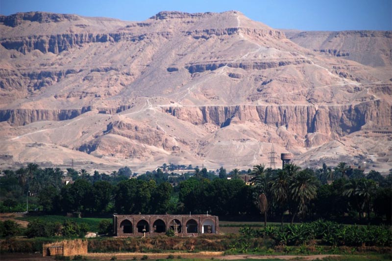 Vista sulle montagne intorno a Luxor