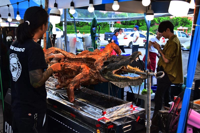 Un grill di carne di coccodrillo ad Asiatique