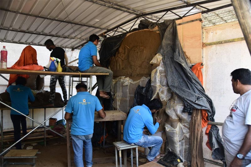 Archeologi e tecnici al lavoro su una nuova scultura appena ritrovata