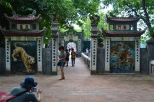 L'ingresso al ponte che conduce al tempio di Ngoc Son