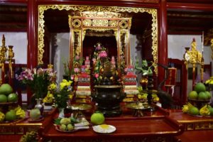 L'interno del primo tempio di Ngoc Son con le offerte dei fedeli