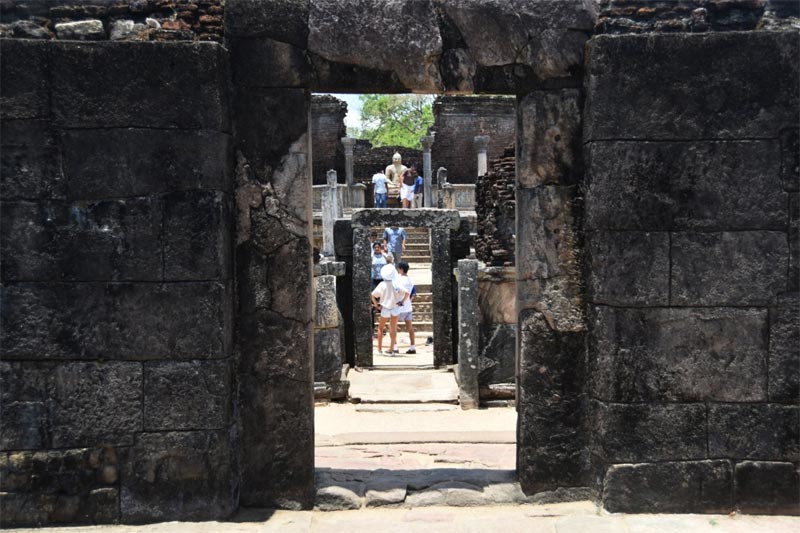 Il Vatadage visto dal tempio posto di fronte a esso