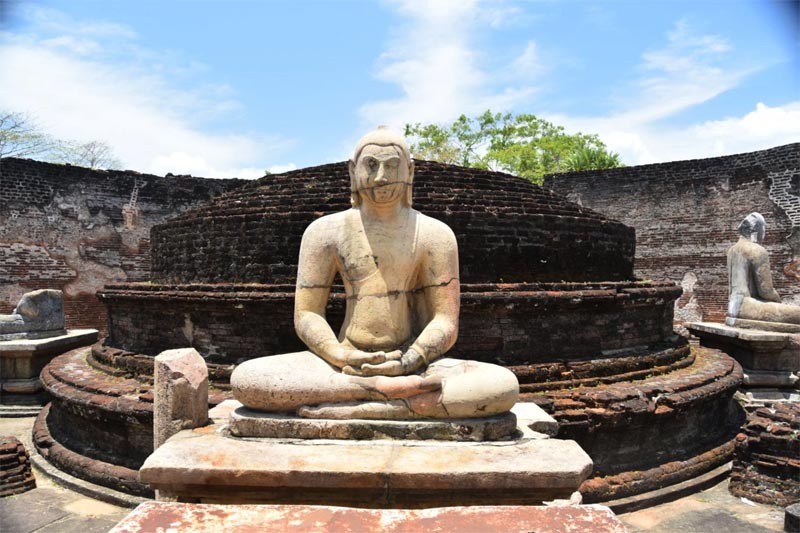 L'interno del Vatadage, con i 4 Buddha in meditazione