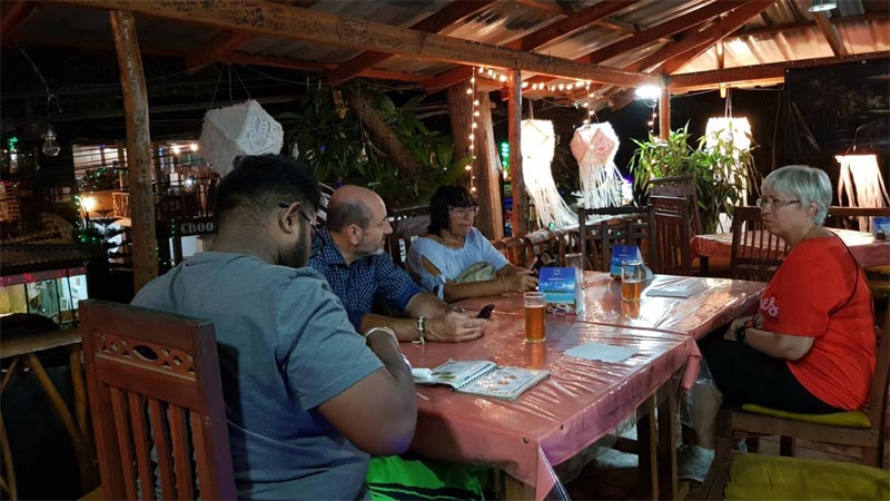 Un momento della cena a Sigiriya