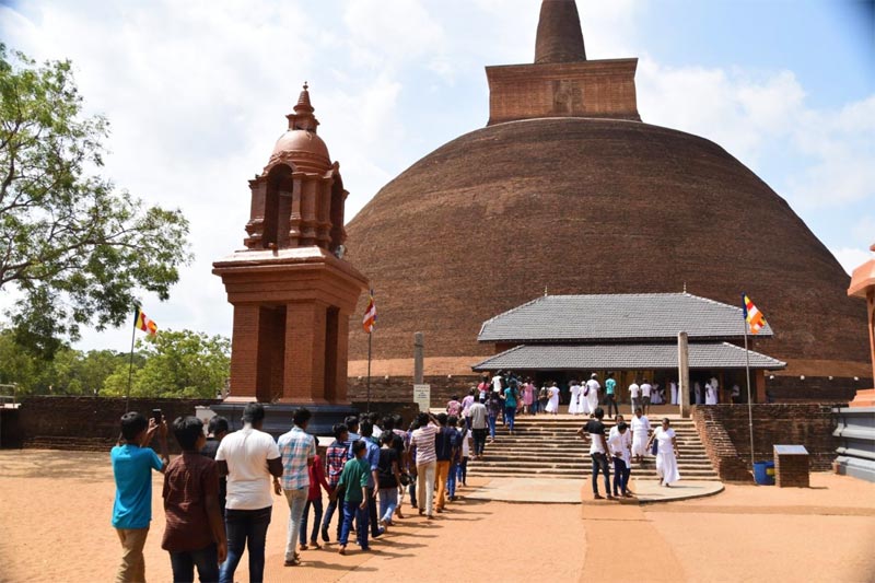 La fila per entrare nel recinto sacro dell'Abhayagiri dagoba