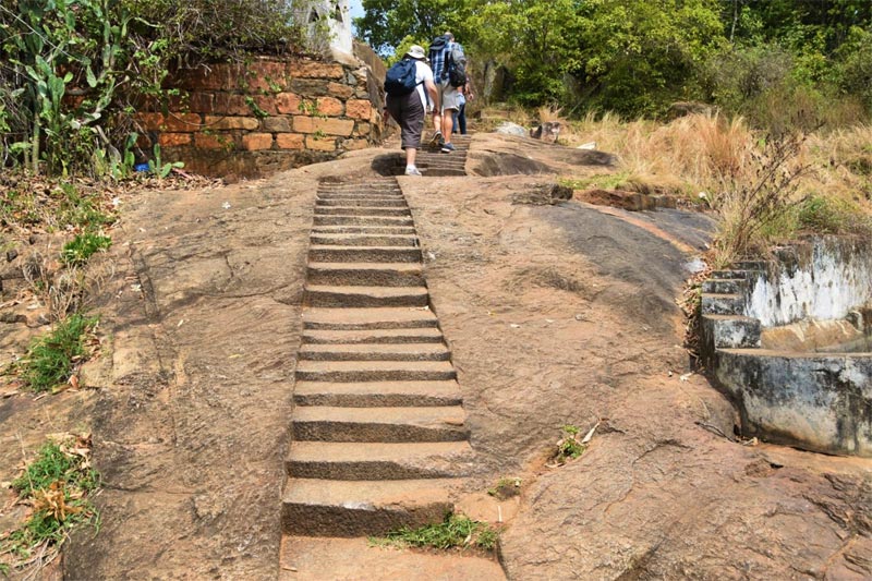 La scalinata che conduce alla statua del Buddha di Aukana