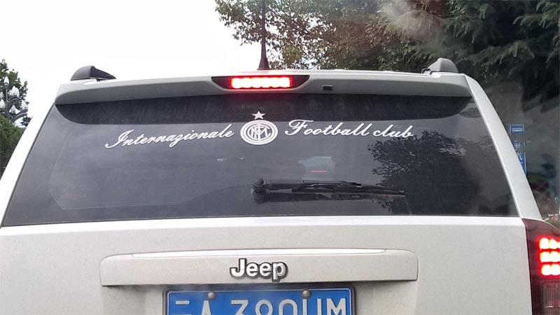 Durante il trasferimento in taxi ecco cosa ho visto su parabrezza posteriore di una Jeep (!)