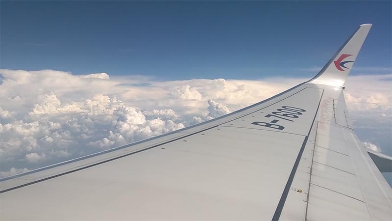 Un momento del volo per Kunming con la compagnia China Eastern