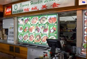 La scelta dei piatti in un food corner di Penang