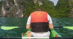 kayaking nella baia di ha long