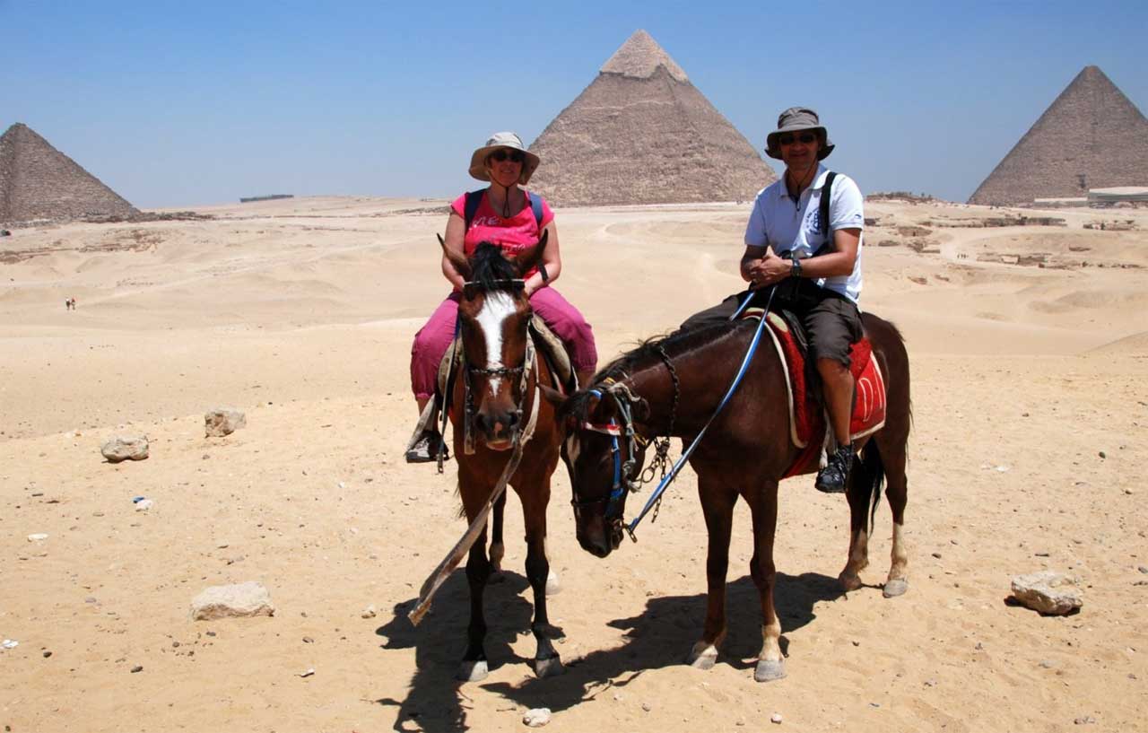 piramidi di Giza a giugno